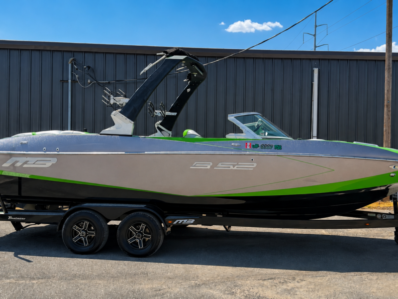2020 MB SPORTS B52 23 CLASSIC Wake/Surf Boat (C665L920)