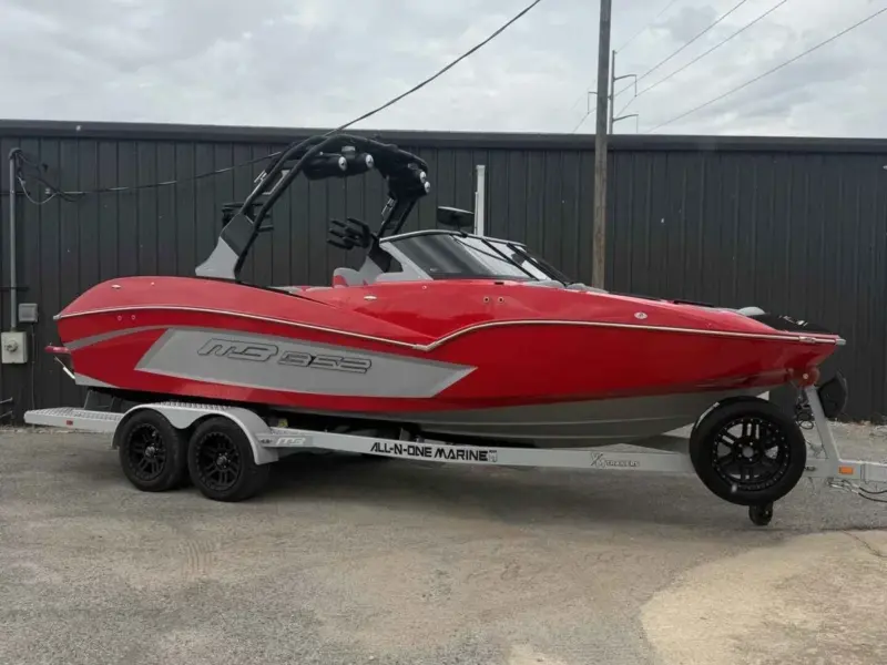 2025 MB SPORTS 23 B52 Alpha Wake/Surf Boat