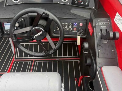 2025 MB SPORTS 23 B52 Alpha Wake/Surf Boat (MB430C525D)