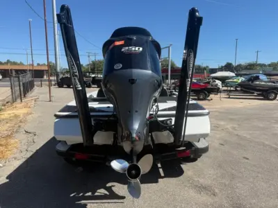 2016 Skeeter ZX250 Bass Boat