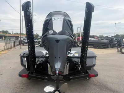 2027 Skeeter ZXE21 w/cover Bass Boat